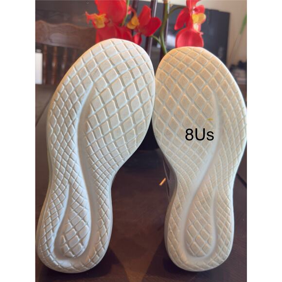 Estas son las zapatillas de running Adidas Fluidflow 2.0 en color blanco Y Crema